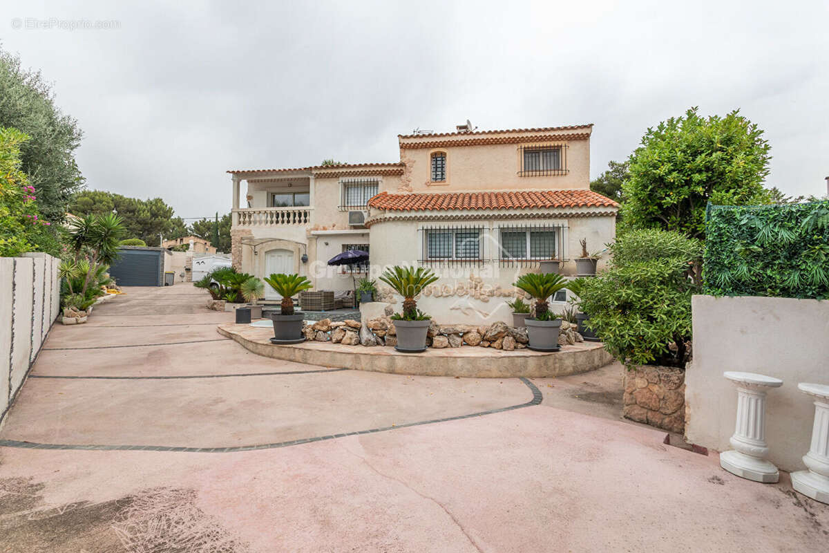 Villa familiale de 220 m² avec piscine et deux garages - photo 3