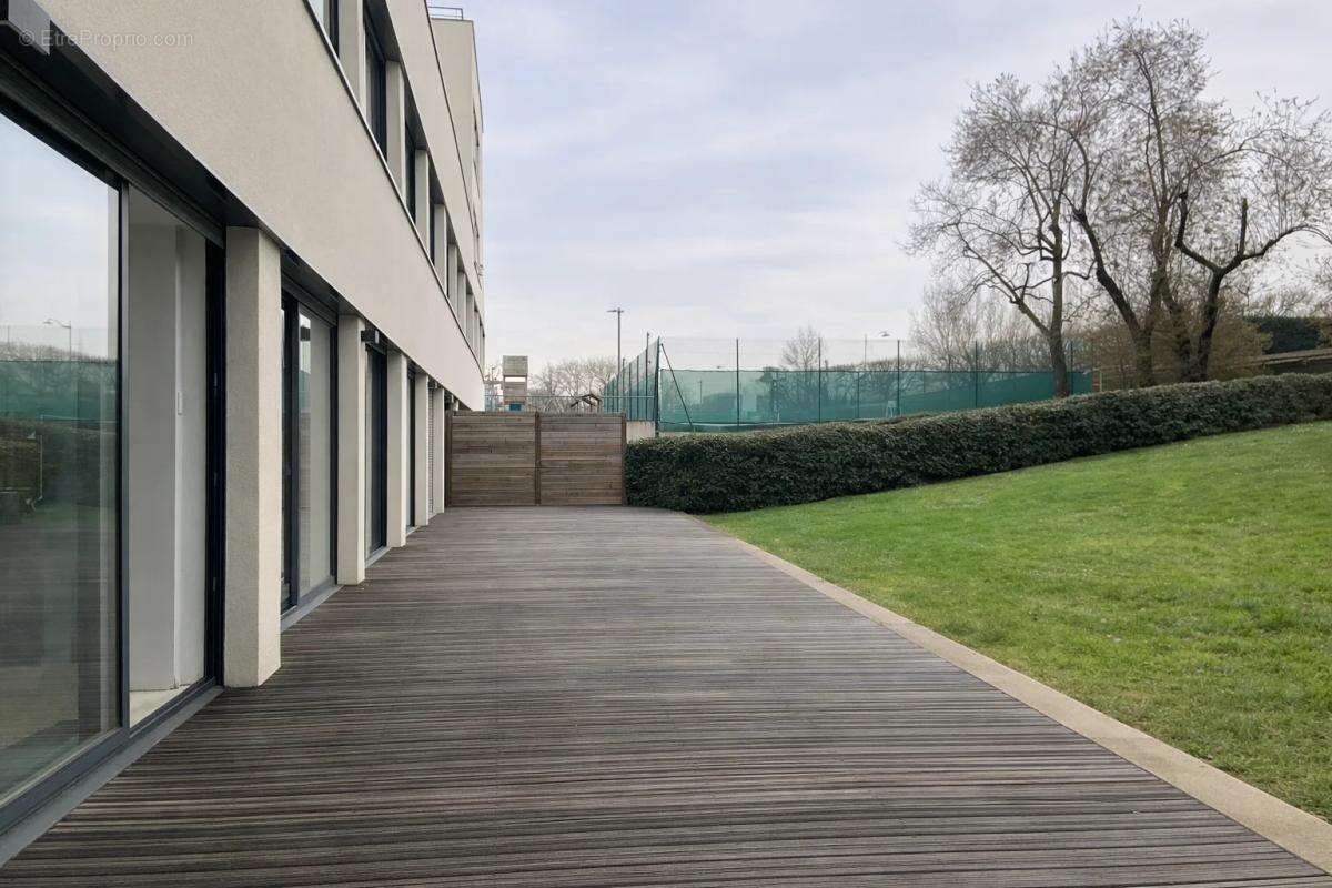 Situés à Rueil sur les bords de Seine et à 13 mins à pied du RER A, ces bureaux aménagés en duplex en RDC et RDJ accès à une trè - photo 3