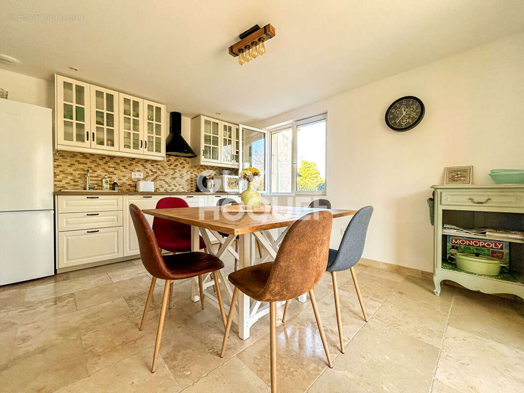 Maison à L'ISLE-SUR-LA-SORGUE