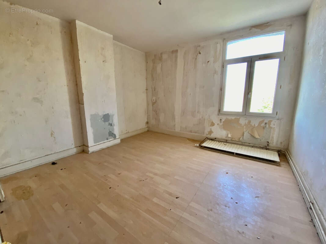 À découvrir   Maison en briques avec jardin et beau potentiel ! - photo 6