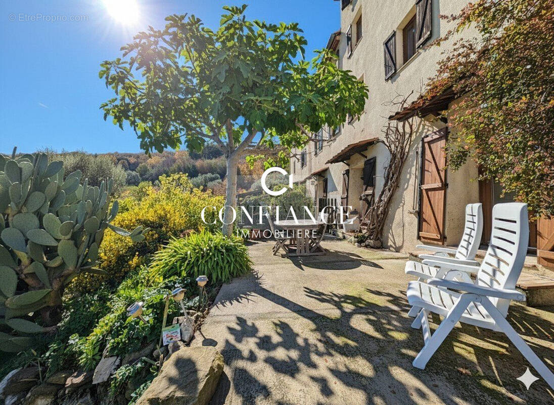 Appartement à CONTES