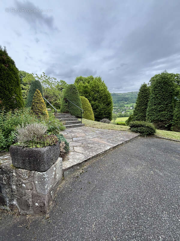 Maison à VIC-SUR-CERE