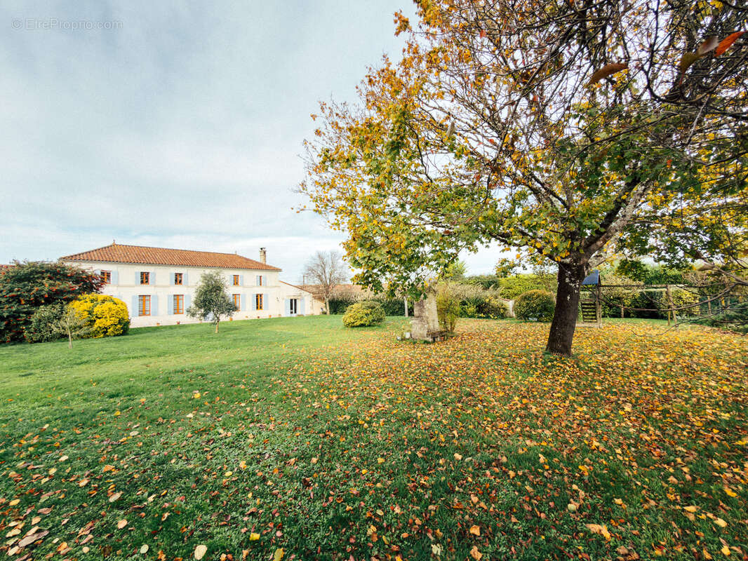 Maison à BAIGNES-SAINTE-RADEGONDE
