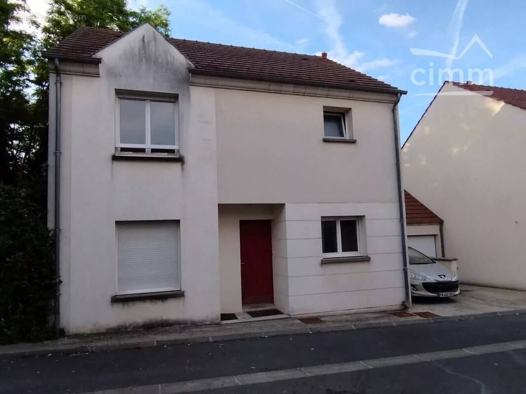 Maison à SAINT-THIBAULT-DES-VIGNES