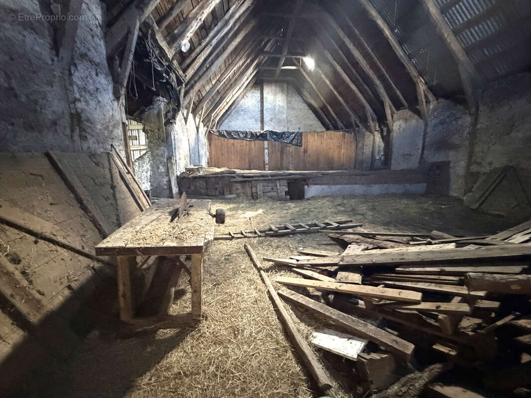Montgreleix   Maison avec grange, écurie et dépendances sur 925 m2 de terrain - photo 15