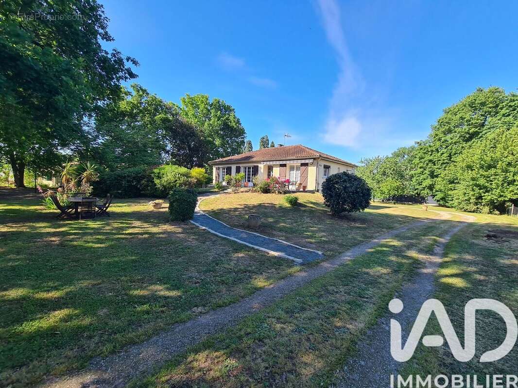Maison 110 m² à Saint-Sulpice-D'arnoult  - photo 2
