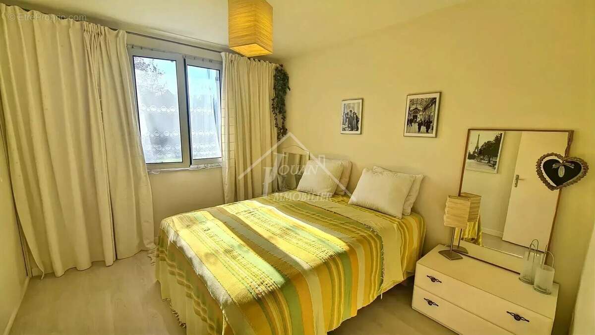 Maison à AINAY-LE-CHATEAU