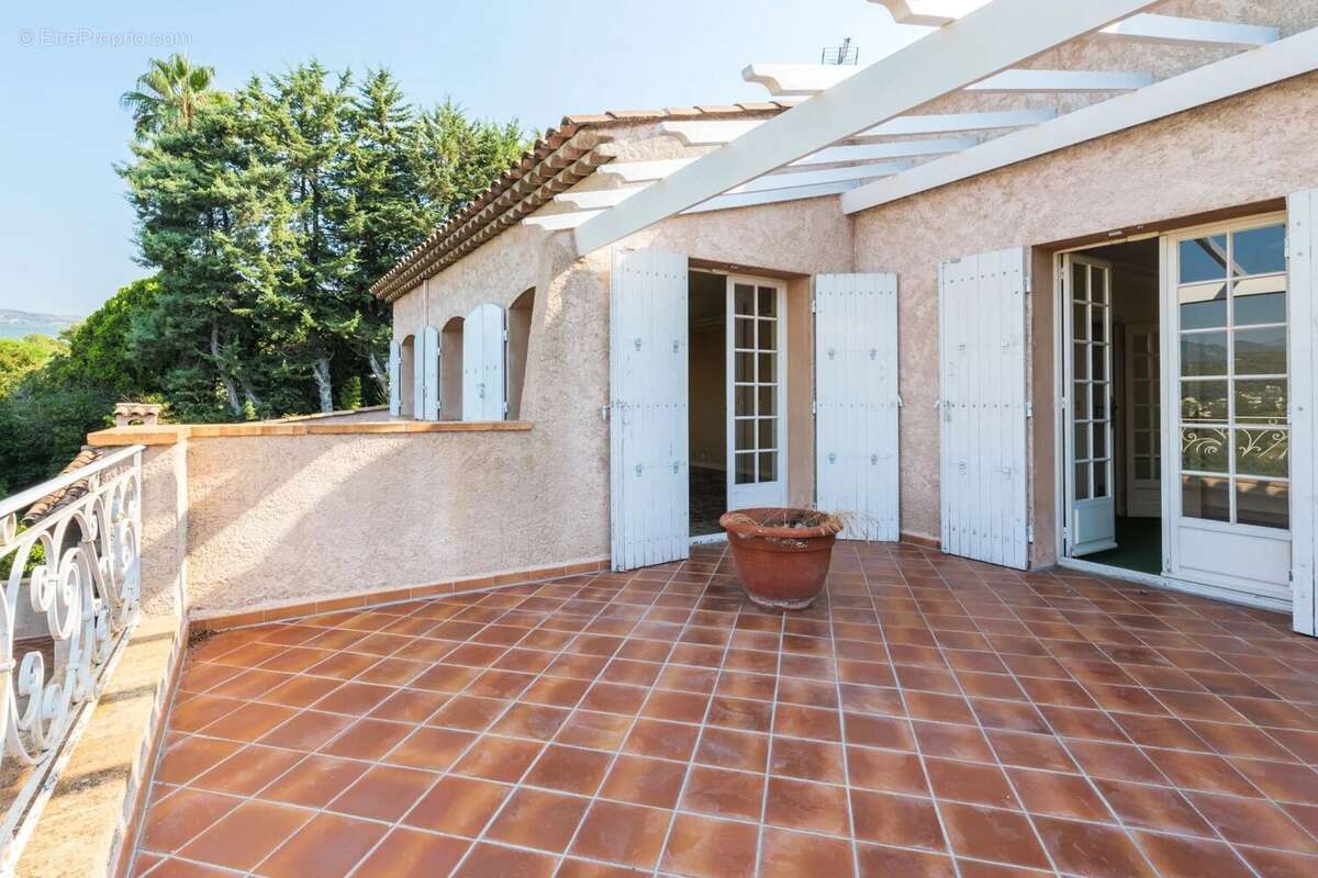 À vendre – Spacieuse villa familiale avec piscine à Saint-Paul de Vence - photo 24