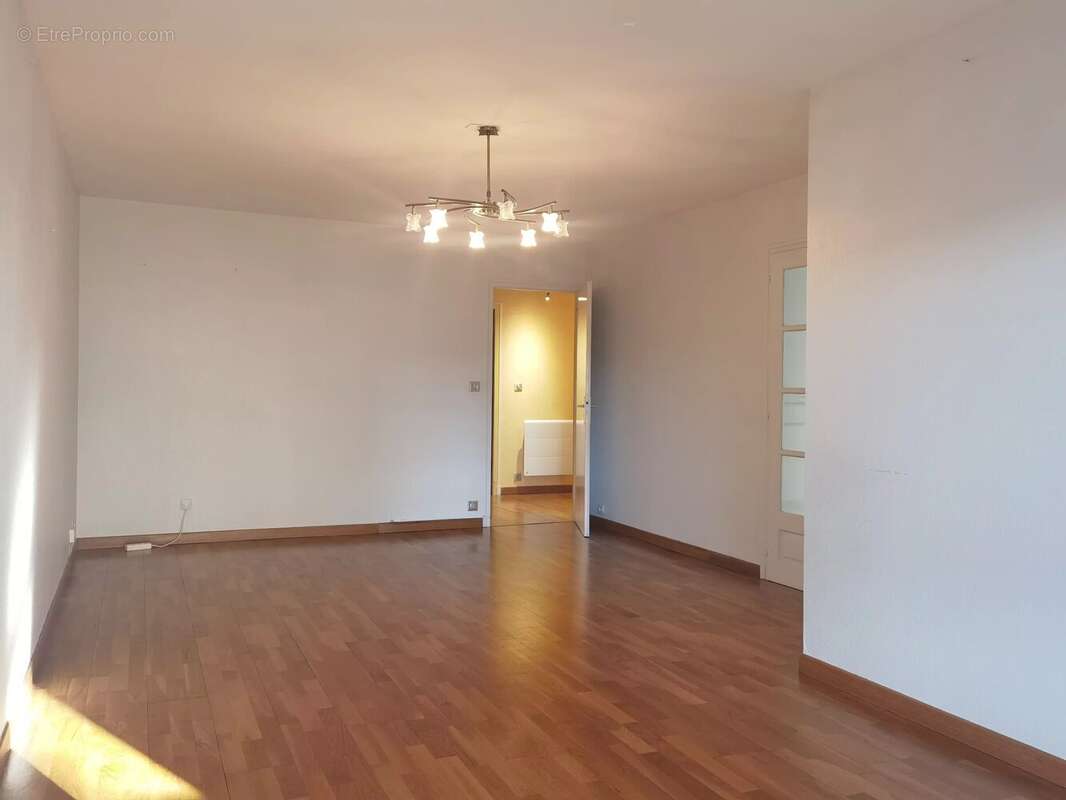 RARE-Appartement de 96 m² avec ascenseur, garage et loggia - photo 5