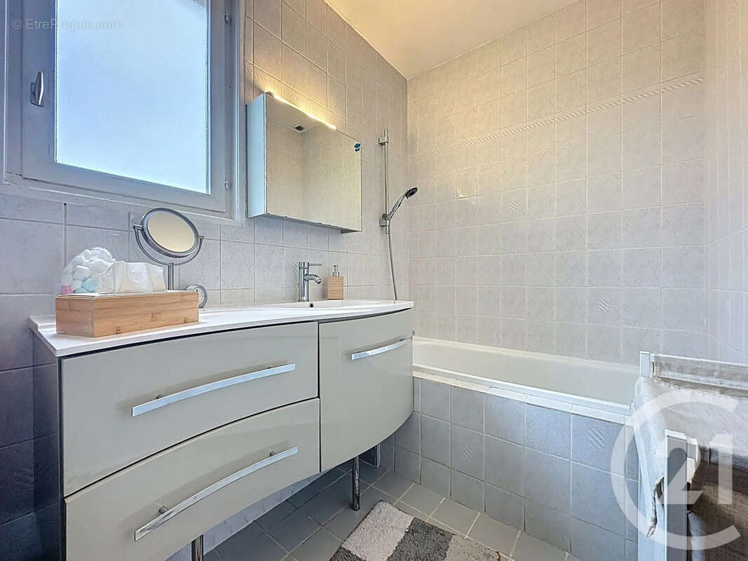 Maison à LES ECRENNES