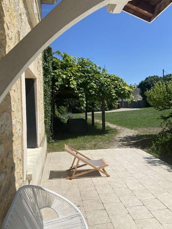 Domaine à taille humaine avec maison pierre joliment rénovée 4 chambres, piscine et nombreuses dépendances sur 4hectares près de - photo 2