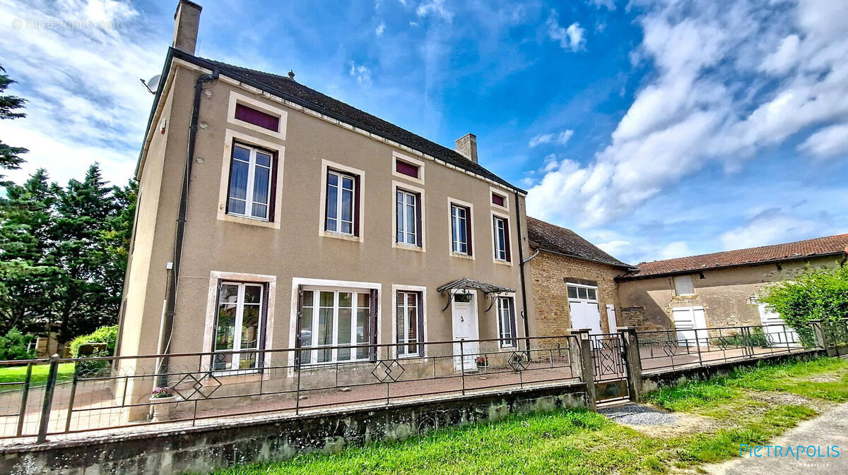 Maison à ETRIGNY