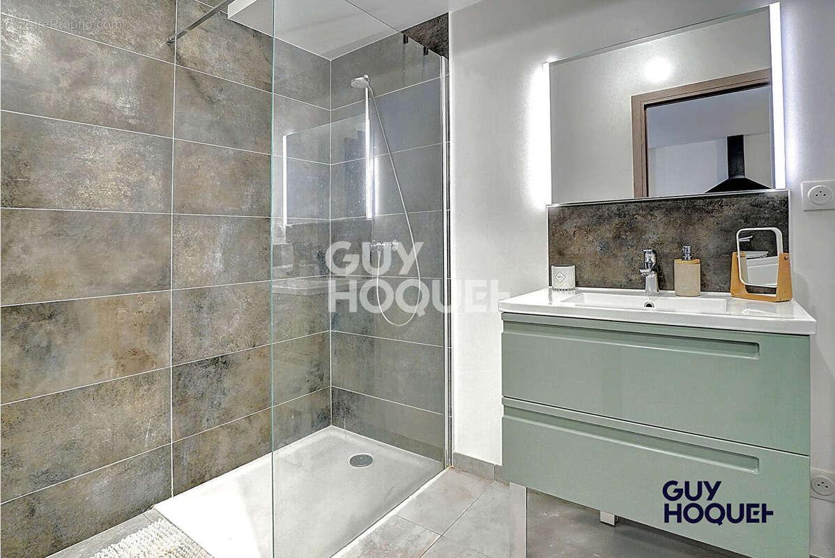 Appartement à SAINT-DENIS-LES-BOURG