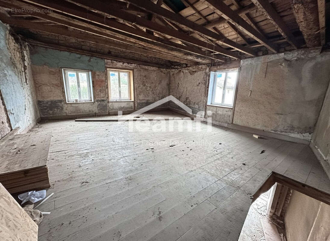 Maison à LA MONNERIE-LE-MONTEL