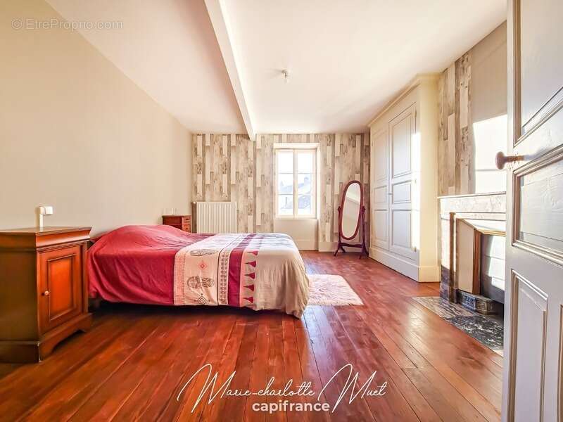 Maison à BAGE-LE-CHATEL