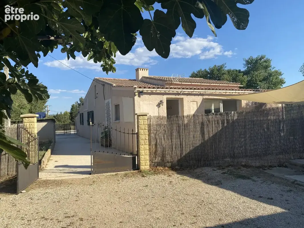 Lançon-Provence - 8400 m2 de terrain avec sa maison de 136 m2 et bien plus encore !!! - photo 16