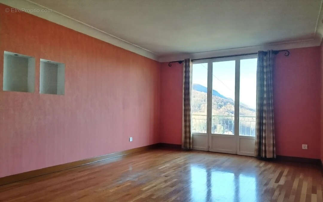 Appartement à SALINS-LES-BAINS
