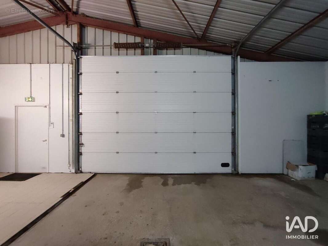 Photo 3 - Commerce à PRUNAY-LE-GILLON