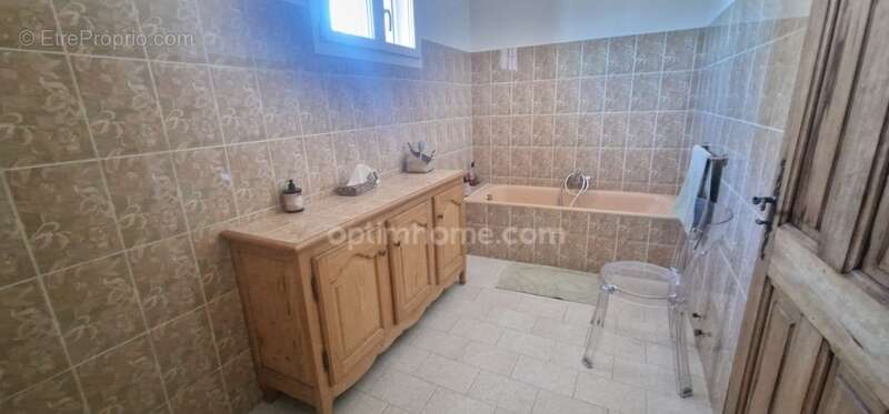 Maison à SAINT-MITRE-LES-REMPARTS