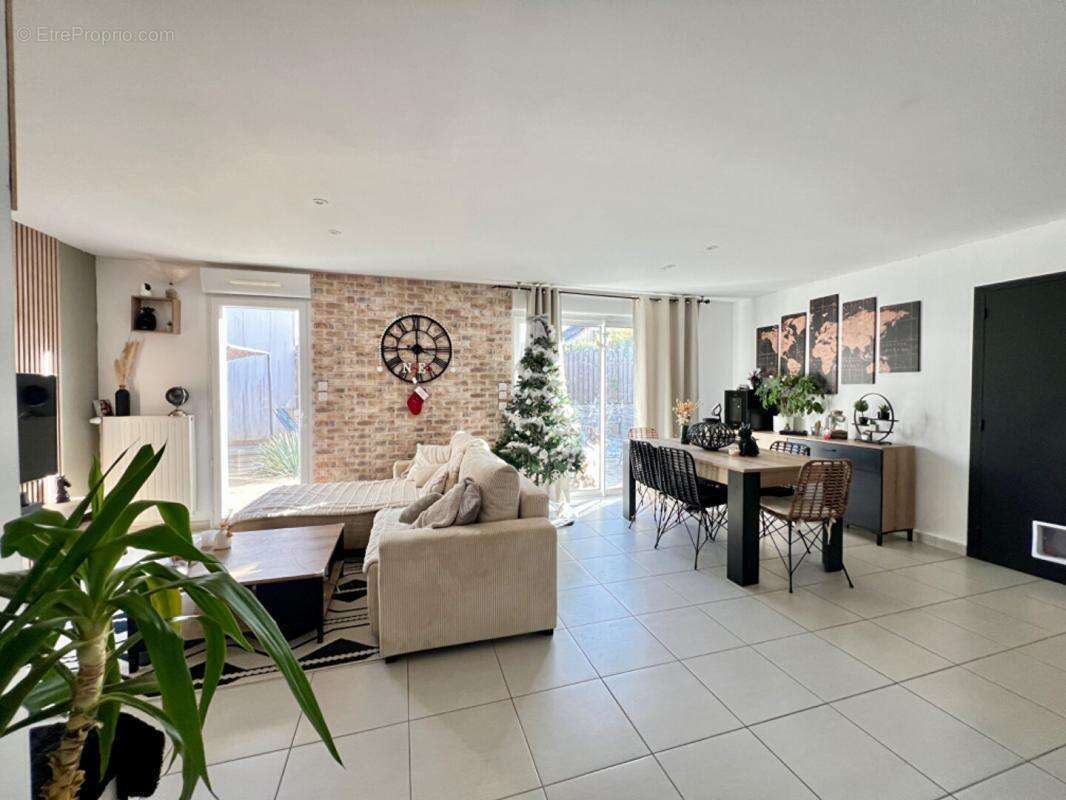 Maison à SAINT-MACAIRE-EN-MAUGES