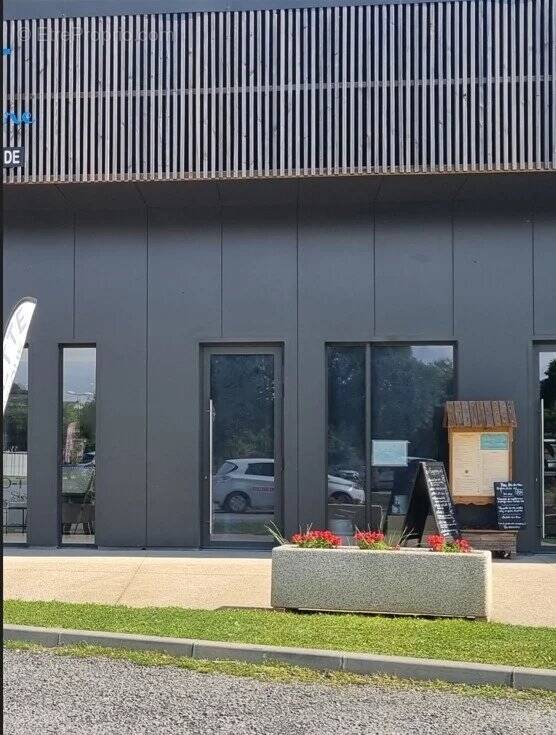 Commerce à POUILLON