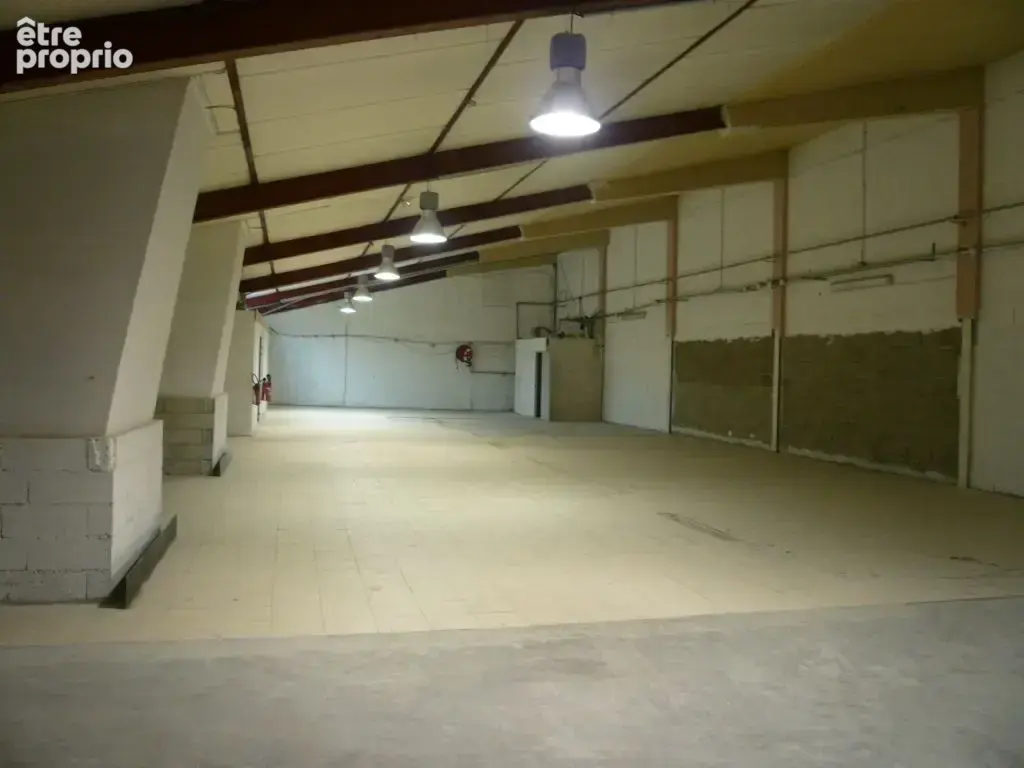 Roquebrune sur Argens En zone artisanale et commerciale, avec double visibilié, 1424 m2 sur deux niveaux : - photo 2