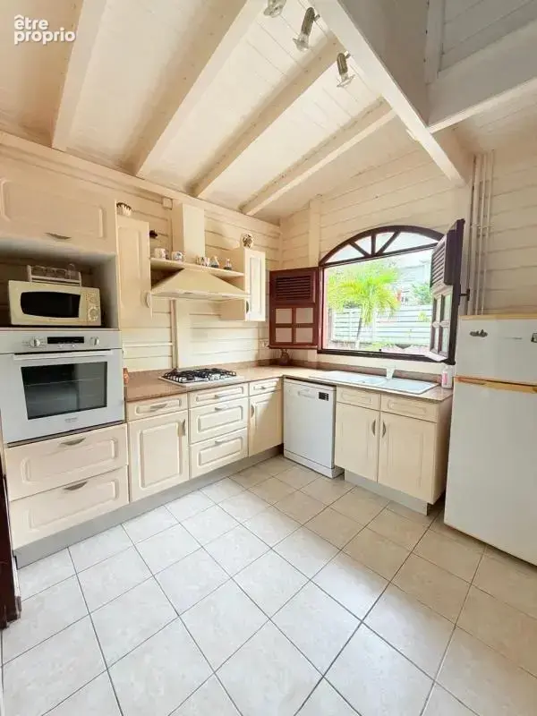 Magnifique maison créole F4 en bois rouge à 2 minutes de la mer - photo 3