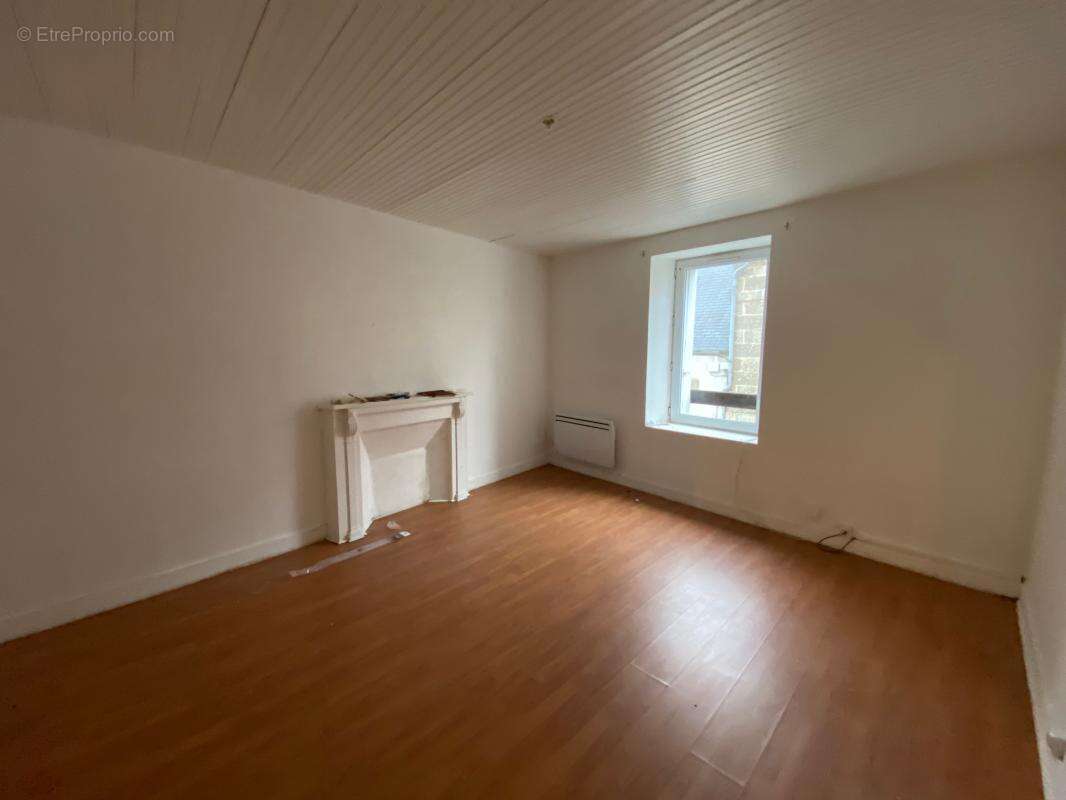 Plouarzel - Immeuble de 3 locaux commerciaux et 3 appartements - photo 3
