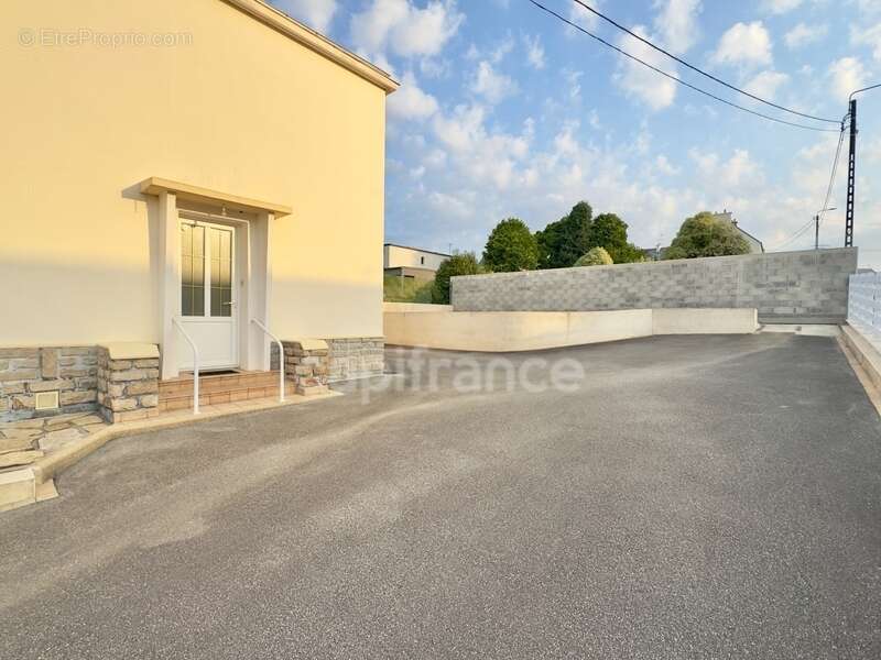Maison de ville, quartier calme, proximité bourg, stationnements, rénovation - photo 11