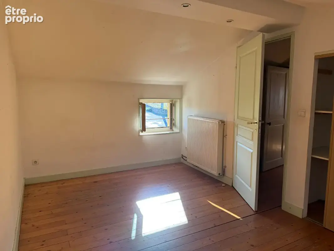 Saint Germain Nuelles - Maison en pierres à rénover avec cour et dépendances - photo 8