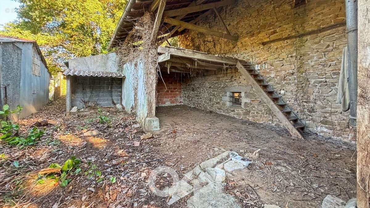 Maison à LA JONCHERE-SAINT-MAURICE