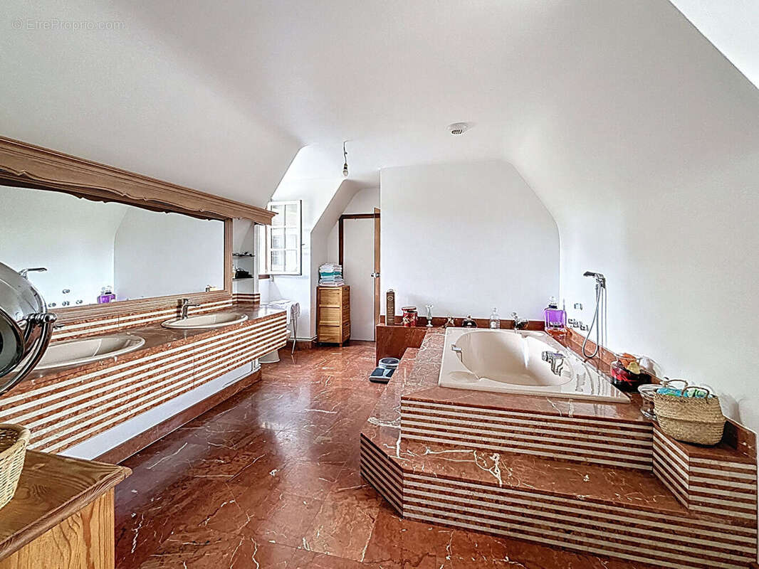 Maison à SAINT-CYR-DU-RONCERAY