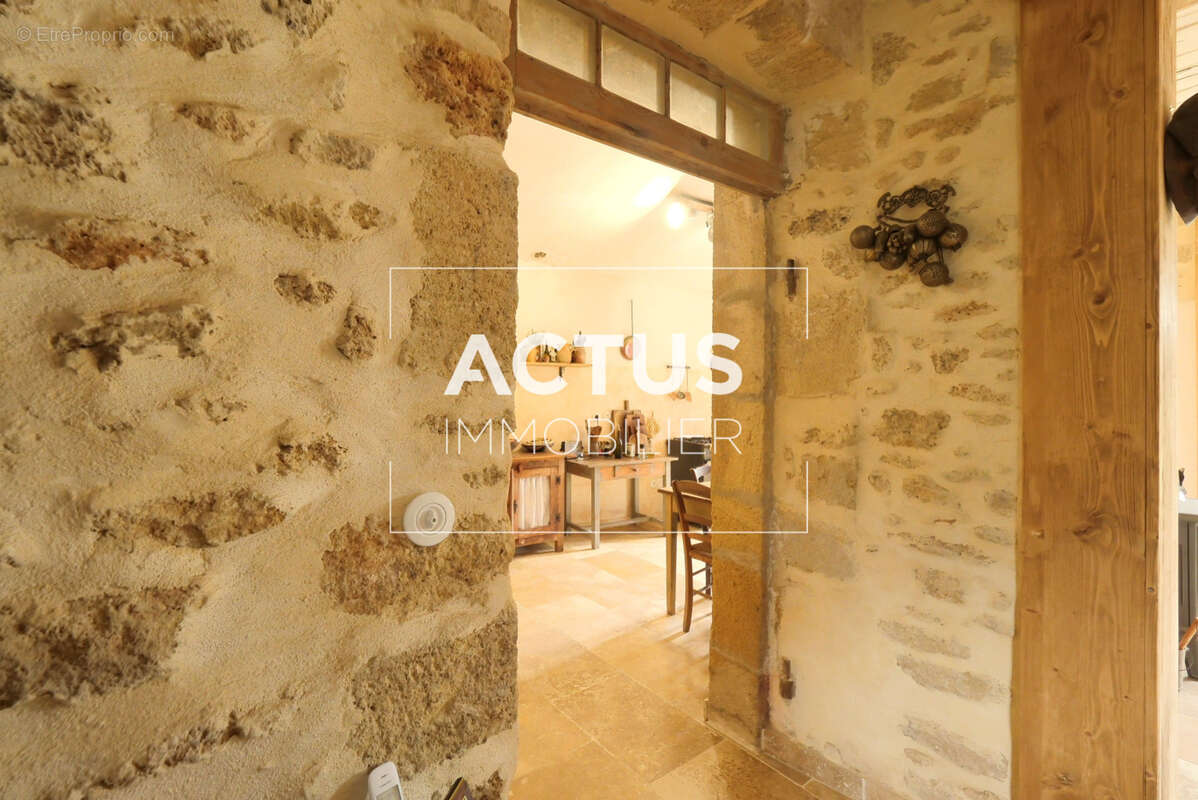 Maison 232 m² à Cornillon-Confoux  - photo 7