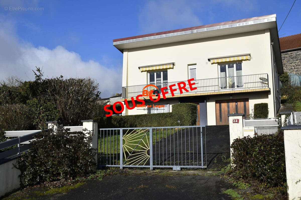 MAISON 4 PIECES A VENDRE - BSLE -Bien Se Loger Ensemble PONTGIBAUD  votre agence de proximité - Maison à SAINT-PIERRE-LE-CHASTEL
