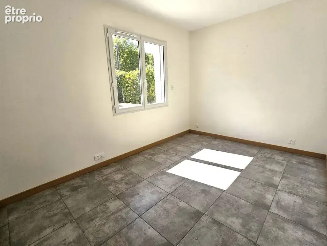 Maison récente, 5 chambres et un garage sur 950m2 - photo 8
