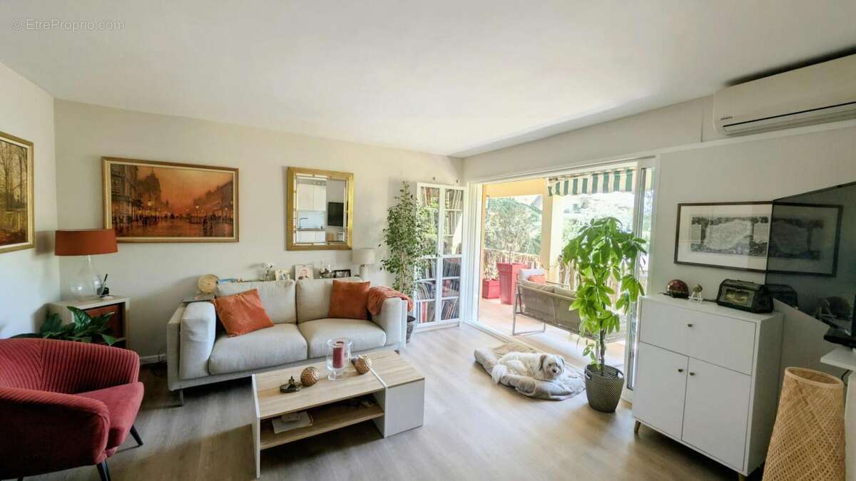 Grand t2  avec terrasse parking et cave . emplacement exceptionnel au c?ur de boulouris - photo 8