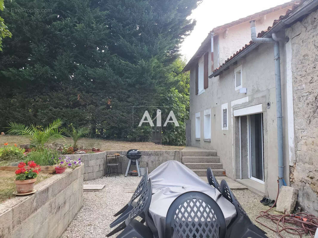 Maison de Village Proche de Civray - photo 24