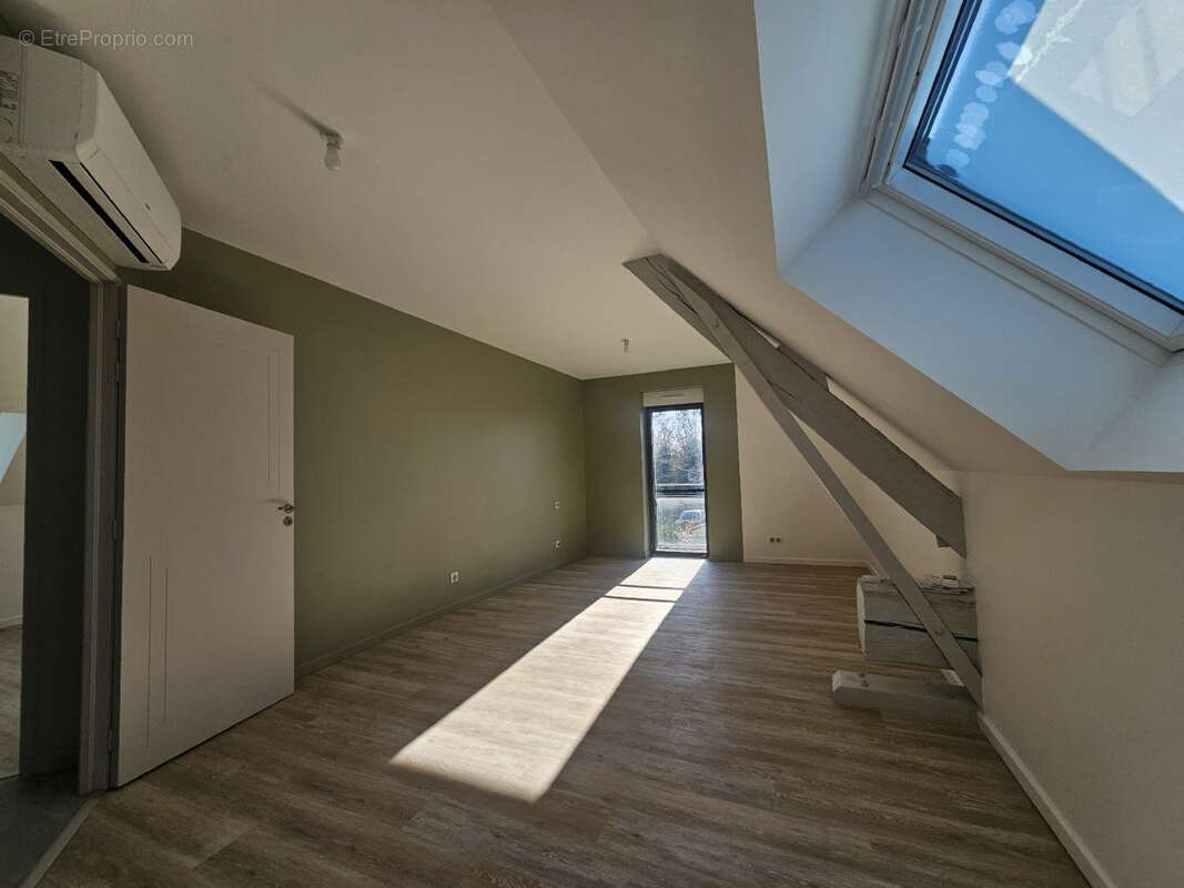 Maison à CREUZIER-LE-VIEUX