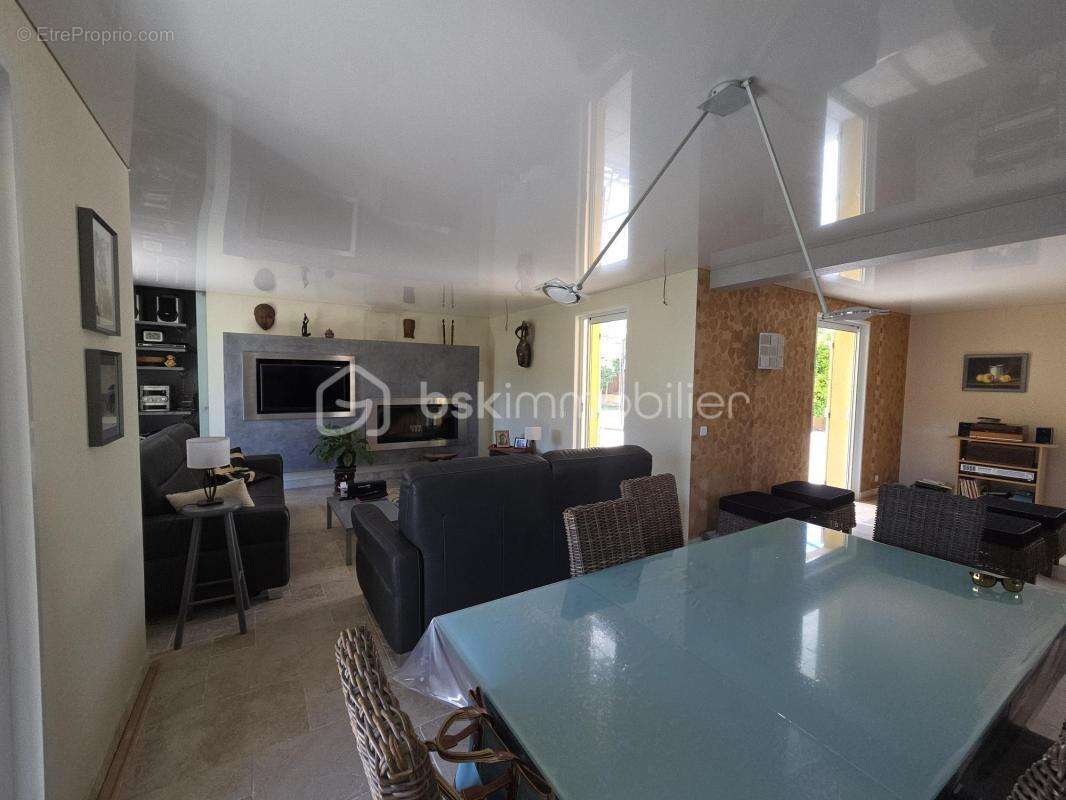 FRONTIGNAN – Élégante villa familiale de 195 m² de type 8 avec piscine, prestations haut de gamme et jardin paysager - photo 7