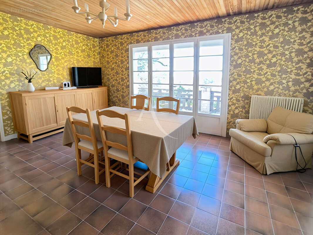 Maison à MONTGESTY