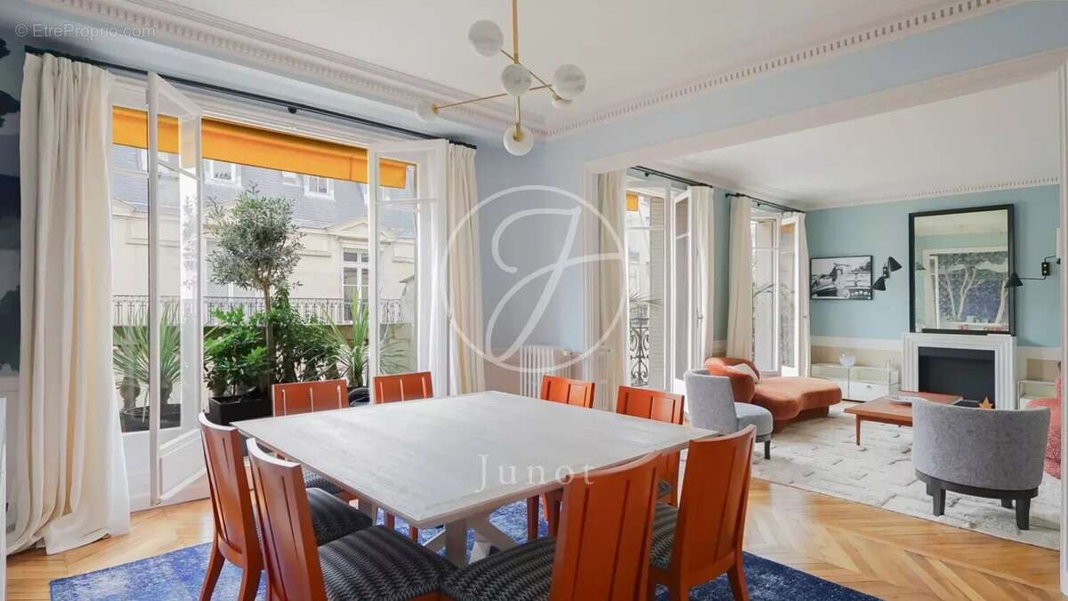 Appartement à PARIS-16E