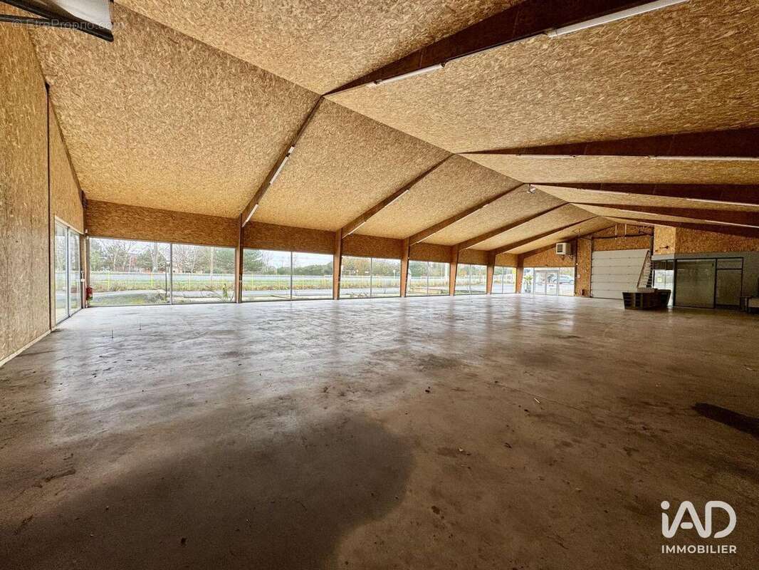 Photo 7 - Commerce à VERNANTES