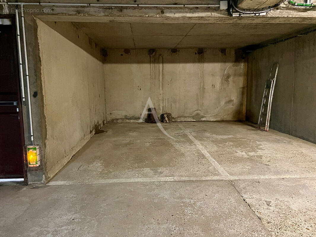 Parking à GIF-SUR-YVETTE