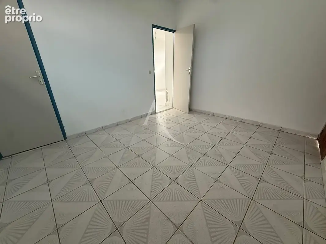 Affaire à saisir aux Abymes : Maison 2 niveaux autonomes à fort potentiel ! - photo 8