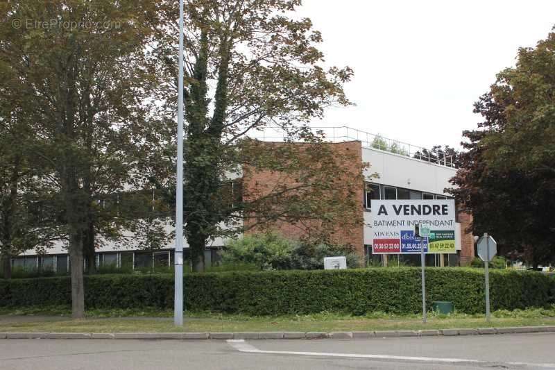 Commerce à MONTIGNY-LE-BRETONNEUX