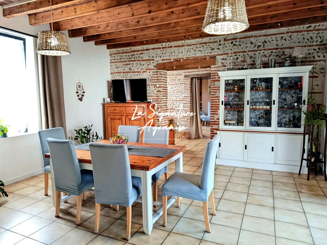 Maison 178 m² à Saint-Hilaire-De-Lusignan  - photo 9