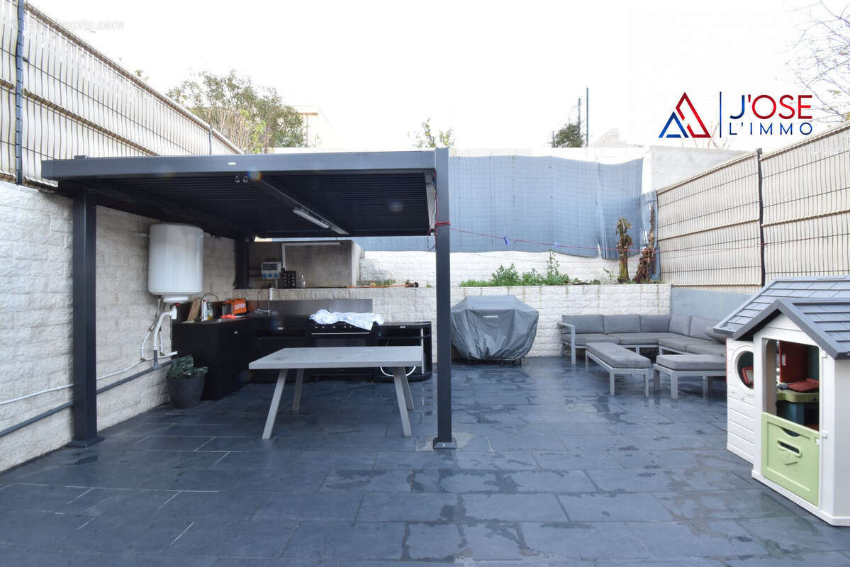 Grande terrasse de 50 m2, au calme absolu, espace repas et détente - Maison à MARSEILLE-14E