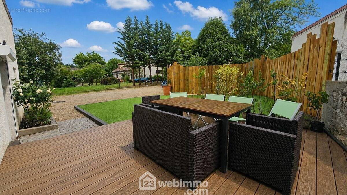Une terrasse en bois spacieuse et sans vis à vis! - Maison à MILLY-LA-FORET