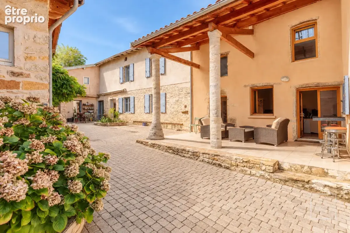 St germain au mont d'or, corps de ferme avec dependances, jardin et piscine - photo 3