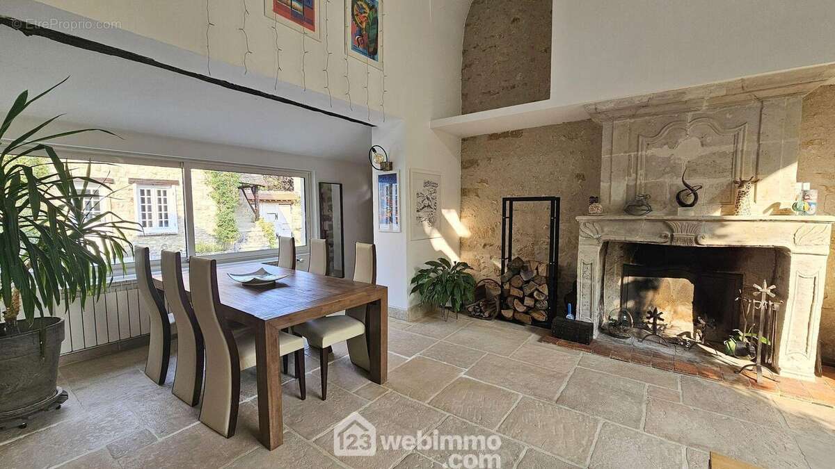 Un espace salle à manger...
